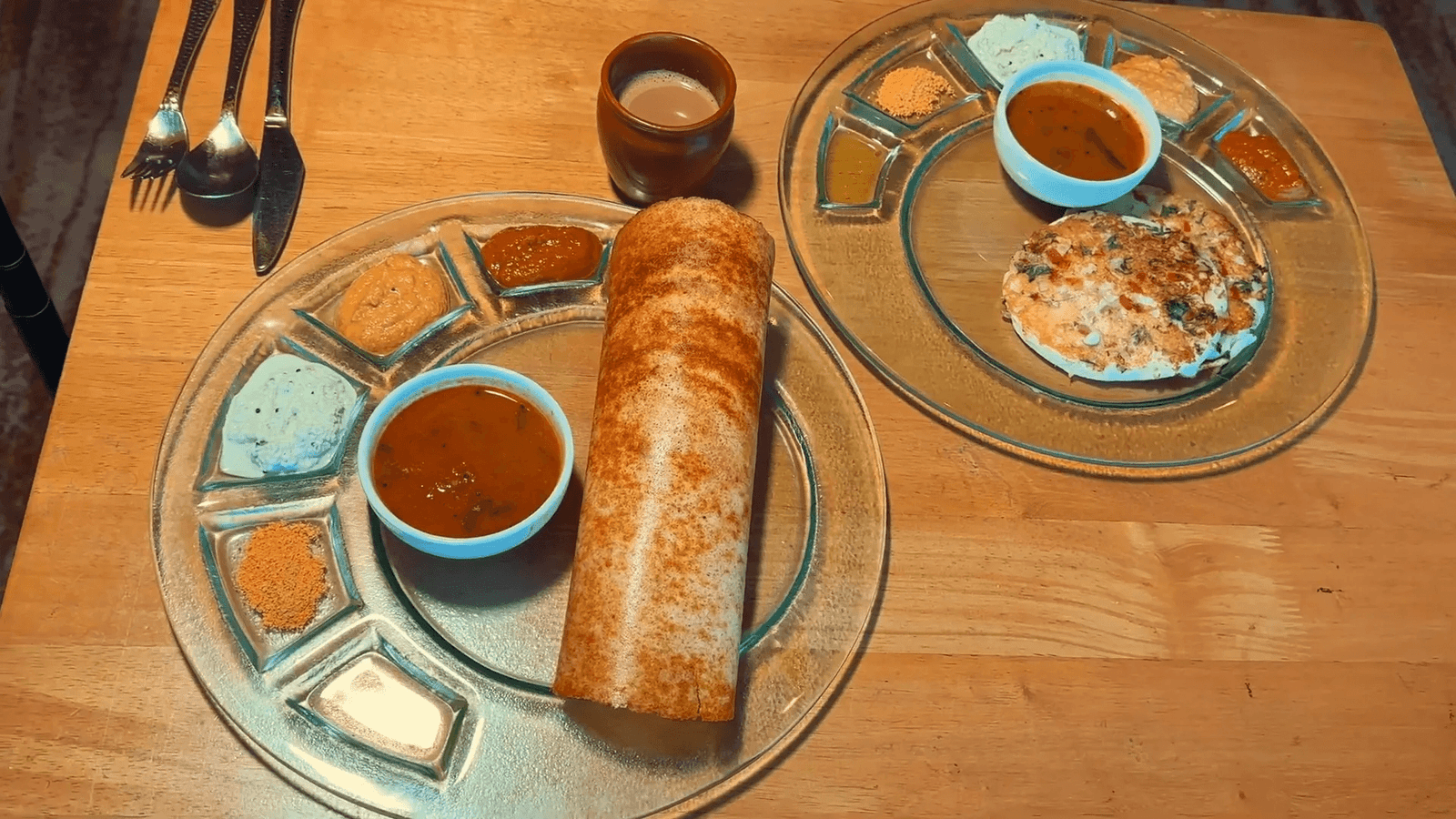 מנה Dosa עם רטבים